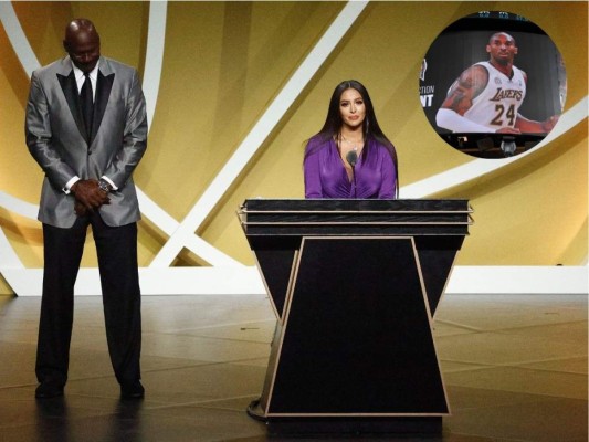 Acompañada hasta el escenario por el legendario Michael Jordan, Vanessa Bryant agradeció en nombre de su fallecido esposo el reconocimiento de ingresar en el Salón de la Fama del basquetbol. Foto: AFP