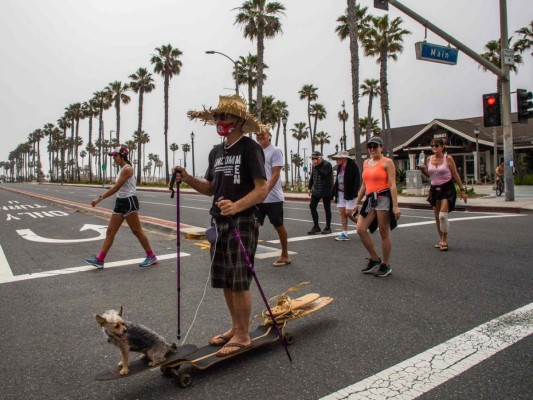 Retando al coronavirus, miles de personas abarrotaron playas de California (FOTOS)