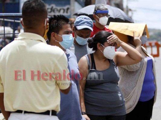 FOTOS: Pacientes sospechosos de covid-19 abarrotan triaje de la Mayangle