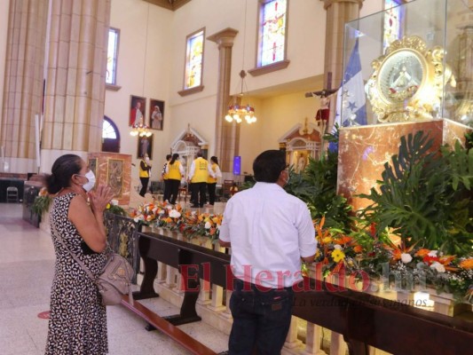 FOTOS: Feligreses visitan la Basílica previo al Día de la Virgen de Suyapa