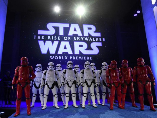 Stormtroopers posan en la alfombra azul durante el estreno mundial de 'Star Wars: The Rise of Skywalker' el lunes 16 de diciembre del 2019 en Los Ángeles.