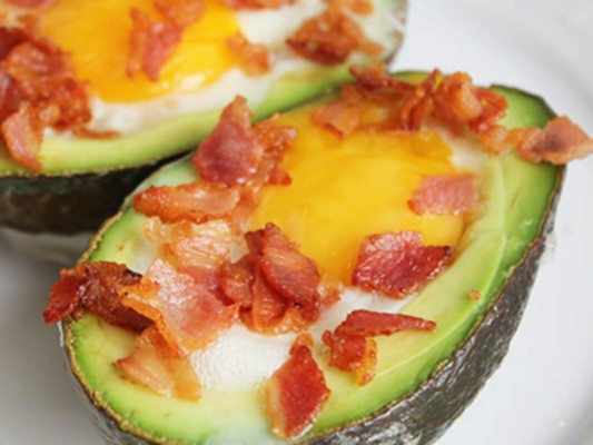 Aguacate con bacon y huevo, una receta para chuparse los dedos