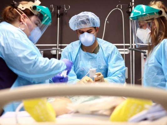 Los médicos trabajan en la intubación de un paciente con covid-19 en la Unidad de Cuidados Intensivos (UCI) del Lake Charles Memorial Hospital el 10 de agosto de 2021 en Lake Charles, Louisiana. Foto: AFP
