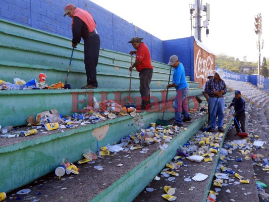 FOTOS: Lleno de basura amaneció el Estadio Nacional de Tegucigalpa tras la final Motagua vs Herediano por la Liga Concacaf