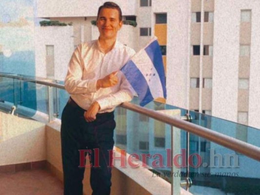 Aquí, con la Bandera Nacional, celebrando el Bicentenario de Honduras en septiembre. Foto: Cortesía/El Heraldo