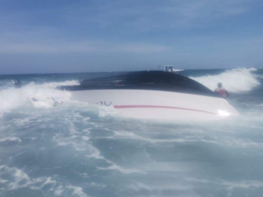 Rescatan a 12 extranjeros que naufragaron mientras realizaban buceo en Roatán