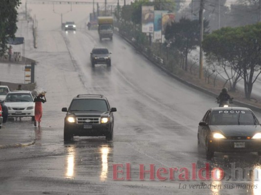 FOTOS: Primeras lluvias de la temporada refrescan la capital, inundada de humo