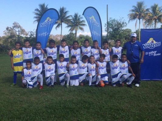 Equipo de niños olvidó los sacos para vestir uniformes de verdad