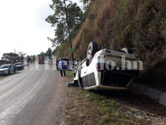 Conductor de vehículo se salva de morir en accidente en carretera a Valle de Ángeles, Francisco Morazán