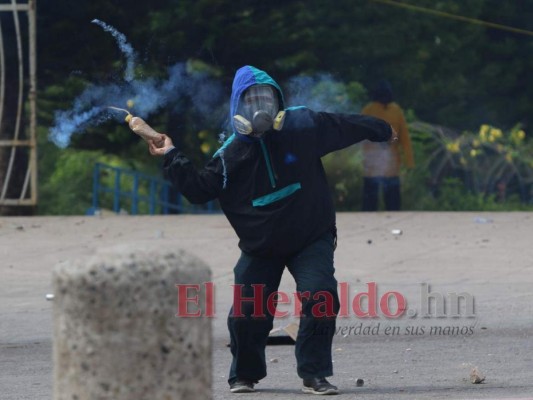 Al menos tres estudiantes de la UNAH resultan heridos durante enfrentamientos con policías