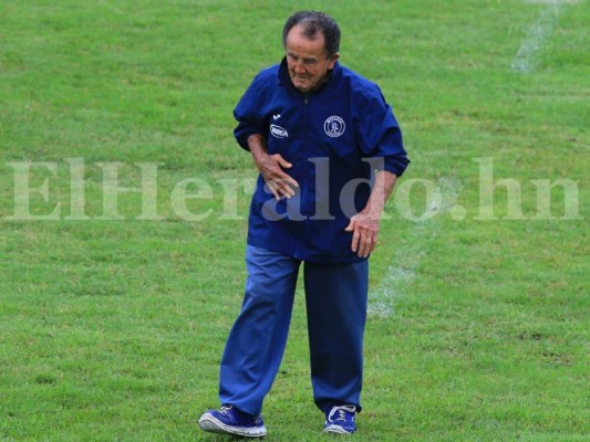 Ñelito Vega, kinesiólogo de Motagua, cumplió 80 años y pidió la Copa 14 de regalo