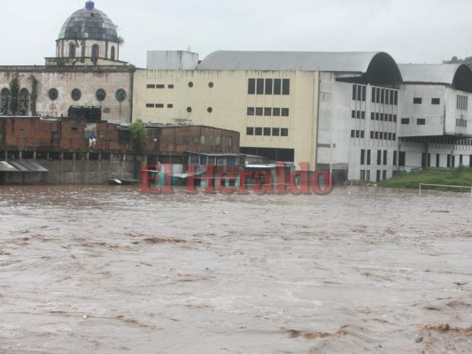 Impactantes imágenes de la crecida del río Choluteca en la capital de Honduras