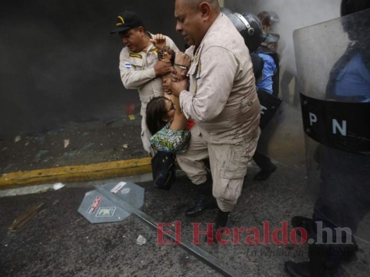 Cinco personas heridas dejaron las violentas protestas en la capital
