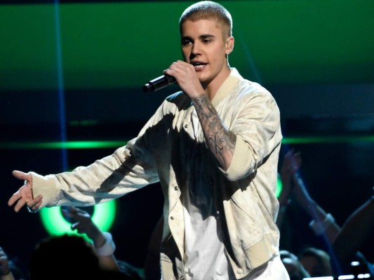 Gritos de fans llevan a Justin Bieber a irse del escenario