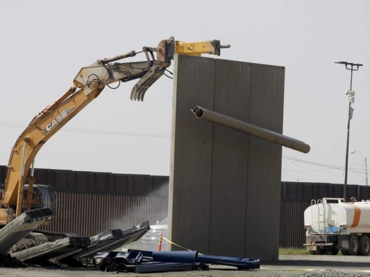 Estados Unidos comienza a demoler prototipos del muro fronterizo