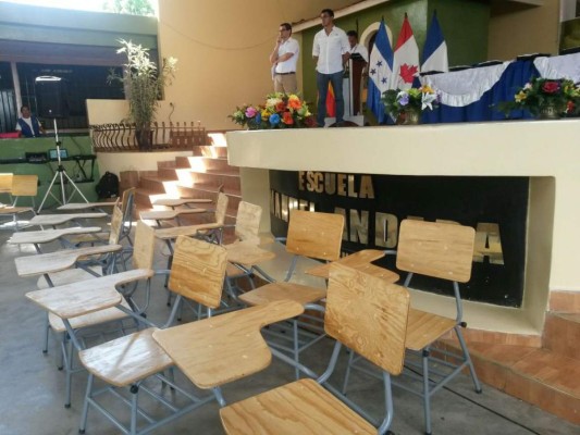 Gobierno entrega 25 mil pupitres a varias escuelas públicas de Comayagua&nbsp;&nbsp;