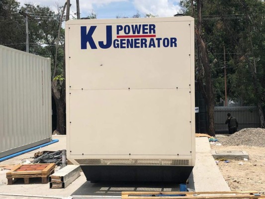 FOTOS: Así avanza la instalación de los urgentes hospitales móviles