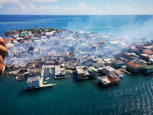Las dramáticas imágenes del desastre tras el incendio en la isla de Guanaja