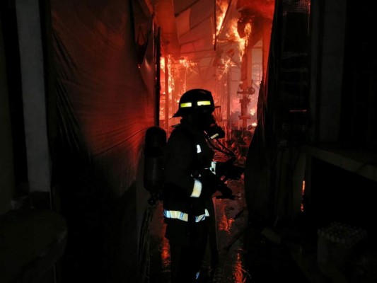 Dramáticas fotos del incendio en el mercado Guamilito, icónico en San Pedro Sula