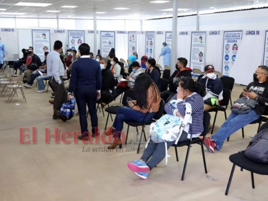 Ola de contagios: Abarrotados los puntos de vacunación y triajes en la capital (FOTOS)   