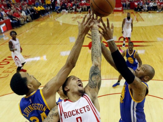 Curry se lastima la rodilla, pero Warriors amansan a Rockets