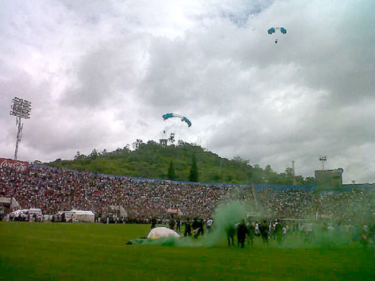 Derroche de civismo y belleza en desfiles patrios