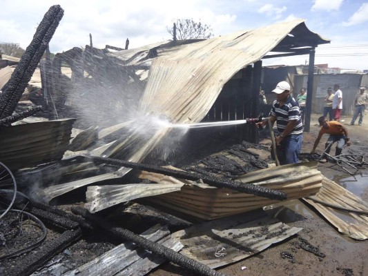 Incendio arrasó con 25 puestos del mercado Nuevo Amanecer