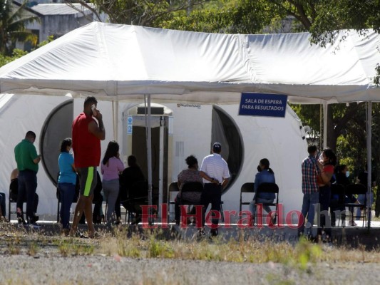 El colapso vuelve a agobiar centros de triaje en la capital (FOTOS)