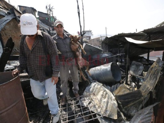 FOTOS: El dolor de las familias que lo perdieron todo en el voraz incendio en la colonia Dora de Asfura en la capital