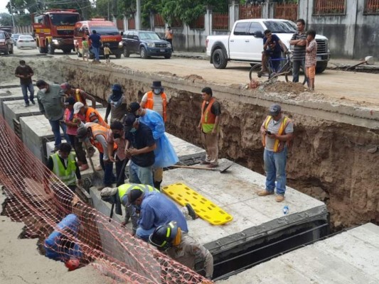 Rescatan con vida a dos obreros que habían quedado soterrados en SPS