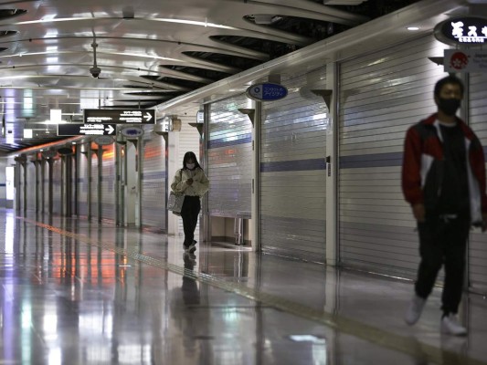 Japón cierra grandes almacenes, bares y teatros por COVID-19