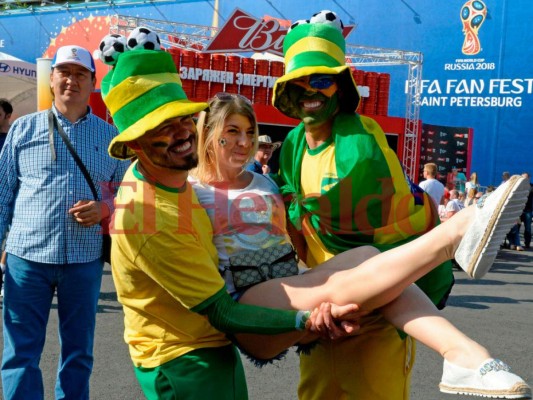 Con pitoretas y banderas, así es el ambiente en el encuentro entre Brasil vs Suiza