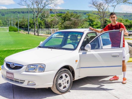 Johnny Leverón ganó vehículo cero kilómetros en tradicional sorteo en Olimpia&nbsp;&nbsp;