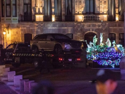 Hallan vehículo con cadáveres fuera del palacio de gobierno de Zacatecas