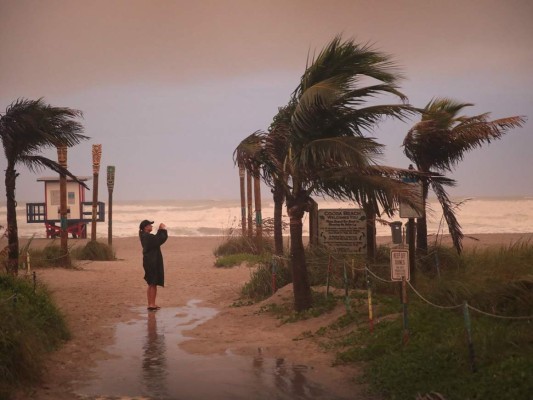Hondureños en Florida: números para llamar por emergencia de Dorian