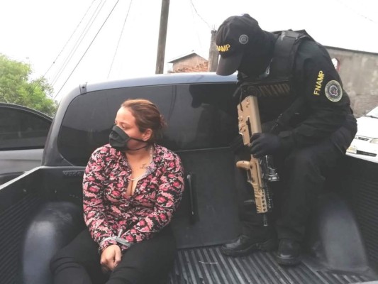 Droga, armas e indumentaria policial: La captura de cuatro pandilleros de la 18 en la capital (FOTOS)