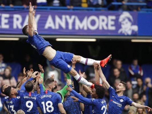 Gary Cahill del Chelsea es alzado por sus compañeros al término del partido de la Liga Premier inglesa contra el Watford en Londres. (Foto: AP)