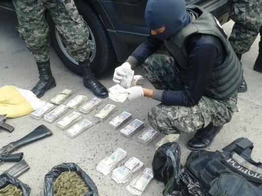 Abandonan una camioneta con casi un millón de lempiras