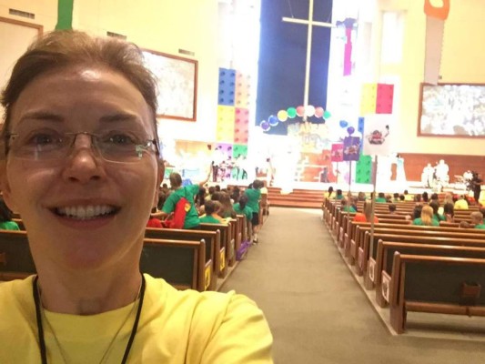 Laura Flores estalla en llanto tras la partida de su hija a Estados Unidos