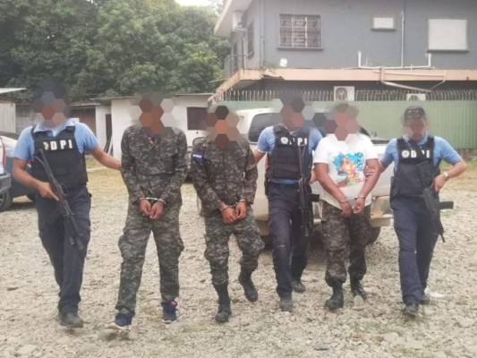 Con armas e indumentaria militar caen tres supuestos integrantes de la MS-13 en Yoro