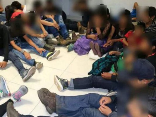 Agentes mexicanos rescatan a migrantes hondureños que viajaban en el contenedor de un camión