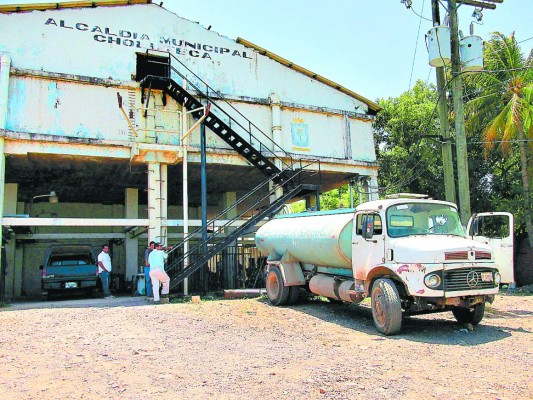 Con carros cisterna abastecen de agua