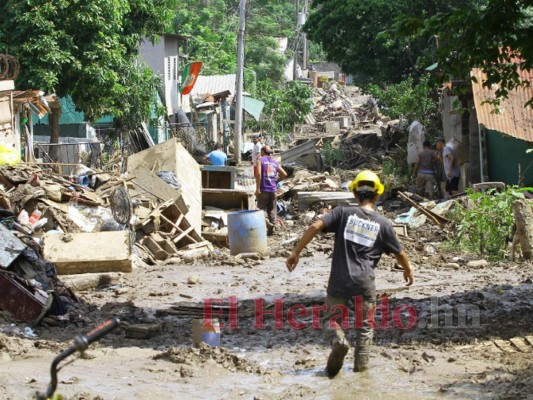 Extenuantes jornadas de limpieza realizan familias en el valle de Sula