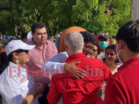 Yani Rosenthal acompaña a Quintín Soriano a votar en Choluteca