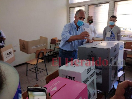 Nasry 'Tito' Asfura acude a votar en compañía de sus bellas hijas y su esposa (FOTOS)&nbsp;&nbsp;