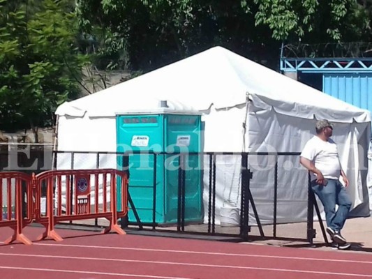 La espera por Ronaldinho se alargó en el estadio Olímpico del Complejo Deportivo José Simón Azcona de la capital