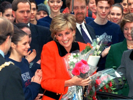 VIDEO: Príncipes William y Harry develan estatua de la princesa Diana