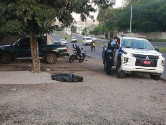 Desde vehículo en marcha lanzan cuerpo 'embolsado' en colonia El Progreso