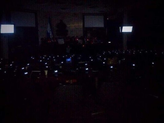 Protesta de Libre obliga a suspender sesión en CN