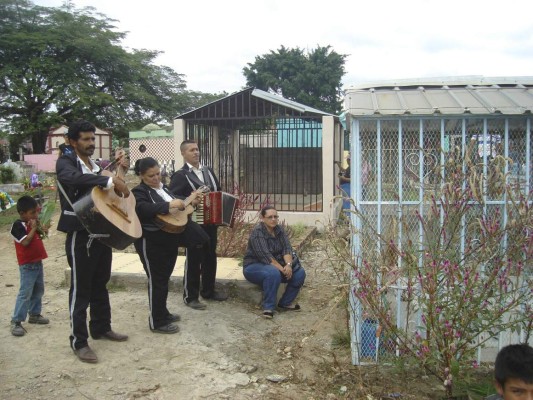 Amigos Unidos desde hace tres décadas le cantan a difuntos